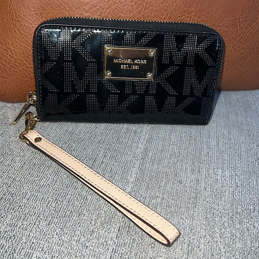 Michael Kors Zip Around Wallet ✨